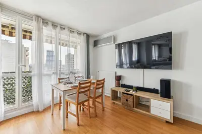Télévision ou salle de divertissement dans l'établissement Chic and comfortable apart with balcony