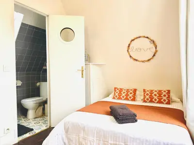 Un ou plusieurs lits dans un hébergement de l'établissement Cosy Place entre l'Arc de Triomphe et les Champs-Élysées