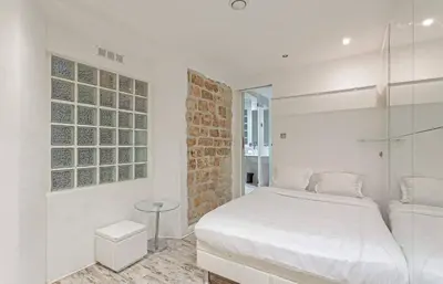 Un ou plusieurs lits dans un hébergement de l'établissement Modern 2BD Apartment 14 mins to the Eiffel Tower