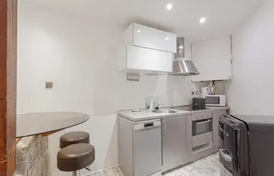 Cuisine ou kitchenette dans l'établissement Modern 2BD Apartment 14 mins to the Eiffel Tower