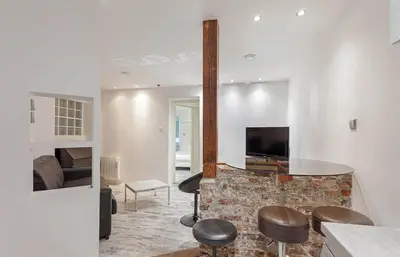 Télévision ou salle de divertissement dans l'établissement Modern 2BD Apartment 14 mins to the Eiffel Tower