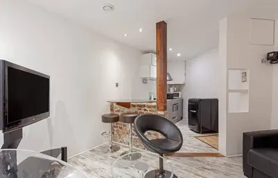 Télévision ou salle de divertissement dans l'établissement Modern 2BD Apartment 14 mins to the Eiffel Tower