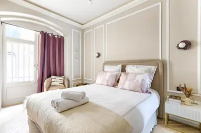 Un ou plusieurs lits dans un hébergement de l'établissement Luxury and Design Studio Invalides