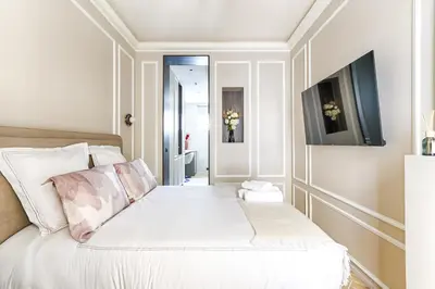 Un ou plusieurs lits dans un hébergement de l'établissement Luxury and Design Studio Invalides