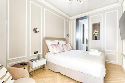 Un ou plusieurs lits dans un hébergement de l'établissement Luxury and Design Studio Invalides