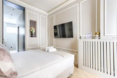 Un ou plusieurs lits dans un hébergement de l'établissement Luxury and Design Studio Invalides