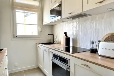 Cuisine ou kitchenette dans l'établissement Elegant Haussmann Parisian flat close Eiffel Tower