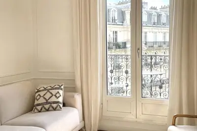 Coin salon dans l'établissement Elegant Haussmann Parisian flat close Eiffel Tower