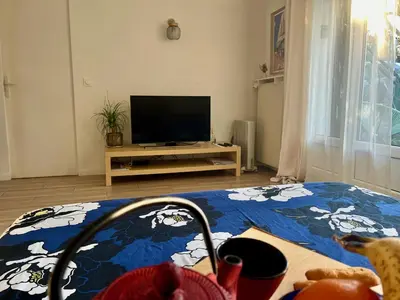 Télévision ou salle de divertissement dans l'établissement Studio avec terrasse charmante à -10mn du métro 4