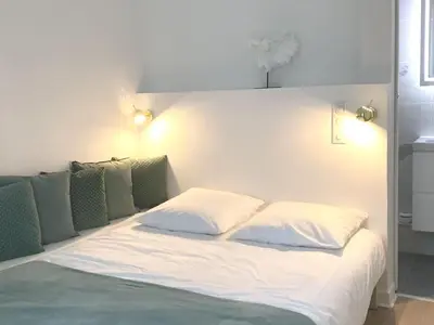 Un ou plusieurs lits dans un hébergement de l'établissement Cocon chic parisien niché au cœur de Montmartre