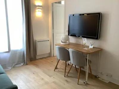 Télévision ou salle de divertissement dans l'établissement Cocon chic parisien niché au cœur de Montmartre