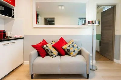 Cuisine ou kitchenette dans l'établissement Stunning Modern Red Apartment near Bastille-Marais