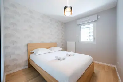 Un ou plusieurs lits dans un hébergement de l'établissement Confort Absolu à Paris ,superbe appartement rénové 7 Chambres avec salles de Bain privatives