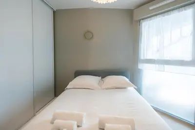 Un ou plusieurs lits dans un hébergement de l'établissement Confort Absolu à Paris ,superbe appartement rénové 7 Chambres avec salles de Bain privatives