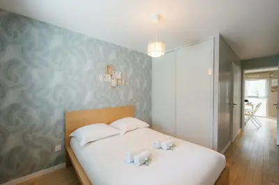 Un ou plusieurs lits dans un hébergement de l'établissement Confort Absolu à Paris ,superbe appartement rénové 7 Chambres avec salles de Bain privatives