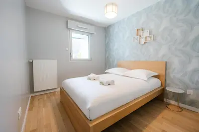 Un ou plusieurs lits dans un hébergement de l'établissement Confort Absolu à Paris ,superbe appartement rénové 7 Chambres avec salles de Bain privatives