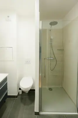 Salle de bains dans l'établissement Confort Absolu à Paris ,superbe appartement rénové 7 Chambres avec salles de Bain privatives