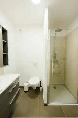 Salle de bains dans l'établissement Confort Absolu à Paris ,superbe appartement rénové 7 Chambres avec salles de Bain privatives