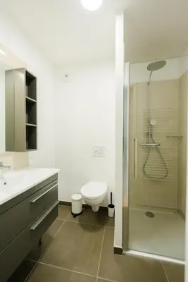 Salle de bains dans l'établissement Confort Absolu à Paris ,superbe appartement rénové 7 Chambres avec salles de Bain privatives