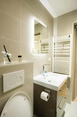 Salle de bains dans l'établissement Beautiful yellow apartment near Marais and Bastille