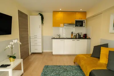 Cuisine ou kitchenette dans l'établissement Beautiful yellow apartment near Marais and Bastille