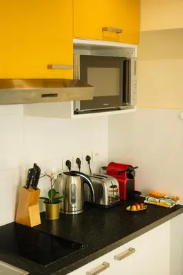 Cuisine ou kitchenette dans l'établissement Beautiful yellow apartment near Marais and Bastille