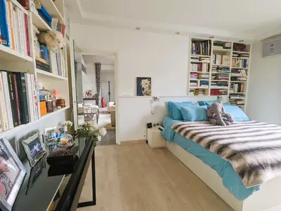 Bibliothèque dans l'appartement