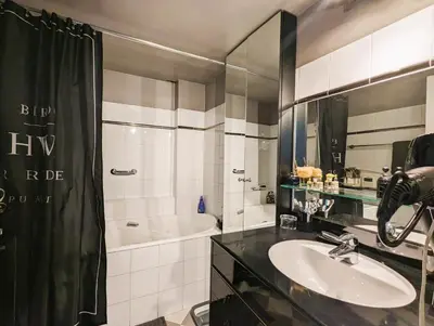 Salle de bains dans l'établissement L'appartement d'Henri - Place Vendôme