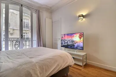 Télévision ou salle de divertissement dans l'établissement Luxury 3 Bedrooms Apartment near Champs Elysees