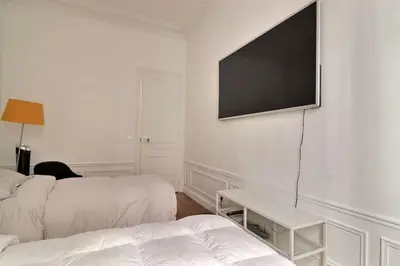 Un ou plusieurs lits dans un hébergement de l'établissement Luxury 3 Bedrooms Apartment near Champs Elysees