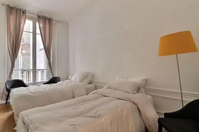 Un ou plusieurs lits dans un hébergement de l'établissement Luxury 3 Bedrooms Apartment near Champs Elysees