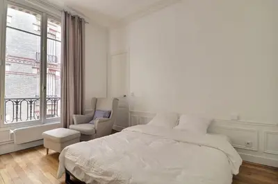 Un ou plusieurs lits dans un hébergement de l'établissement Luxury 3 Bedrooms Apartment near Champs Elysees