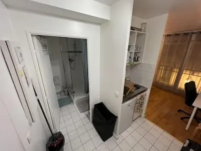 Salle de bains dans l'établissement Studio Levallois-Perret 20 m2 rue Jean Jaures