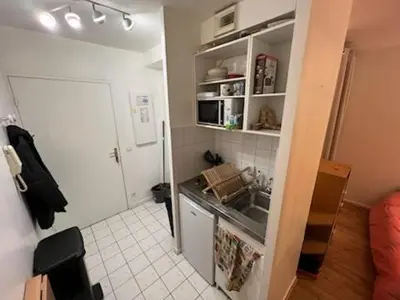 Cuisine ou kitchenette dans l'établissement Studio Levallois-Perret 20 m2 rue Jean Jaures