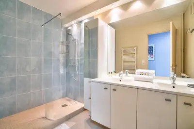 Salle de bains dans l'établissement GuestReady - 105m2 bright apartment