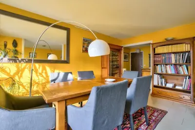 Bibliothèque dans l'appartement