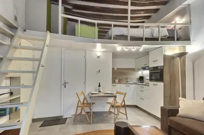 Cuisine ou kitchenette dans l'établissement Le Saint Claude