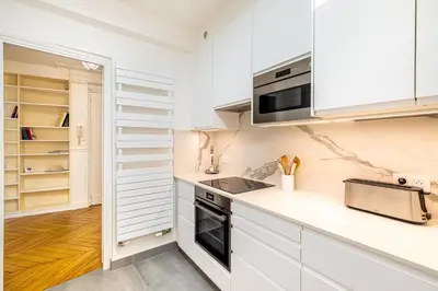 Cuisine ou kitchenette dans l'établissement GuestReady - Bel apt proche du Louvre