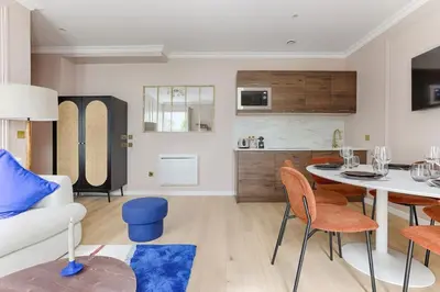 Cuisine ou kitchenette dans l'établissement MyKeypers - Luxury Flat 3BR 8P with Jacuzzi - Haussmann