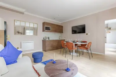 Cuisine ou kitchenette dans l'établissement MyKeypers - Luxury Flat 3BR 8P with Jacuzzi - Haussmann