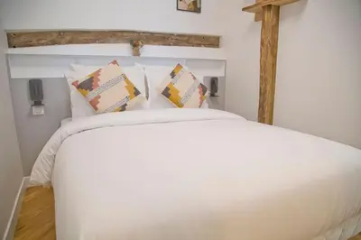 Un ou plusieurs lits dans un hébergement de l'établissement Zoé - Design 2BR Mouffetard