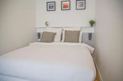 Un ou plusieurs lits dans un hébergement de l'établissement Zoé - Design 2BR Mouffetard