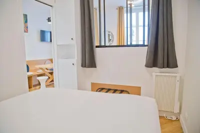 Un ou plusieurs lits dans un hébergement de l'établissement Zoé - Design 2BR Mouffetard