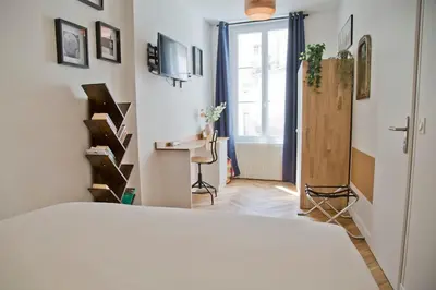 Un ou plusieurs lits dans un hébergement de l'établissement Zoé - Design 2BR Mouffetard