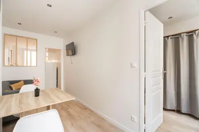 Télévision ou salle de divertissement dans l'établissement Appartement cosy canal Saint Martin