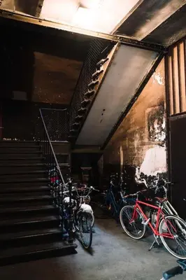 Vélo sur le terrain de l'établissement Sublime loft avec verrières sur le Canal St Martin ou dans les environs