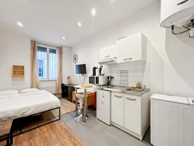 Cuisine ou kitchenette dans l'établissement Functional apartment, Belleville, Paris 11