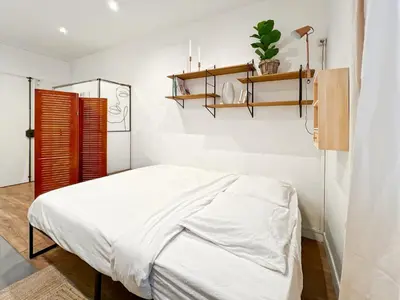 Un ou plusieurs lits dans un hébergement de l'établissement Functional apartment, Belleville, Paris 11