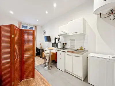 Cuisine ou kitchenette dans l'établissement Functional apartment, Belleville, Paris 11