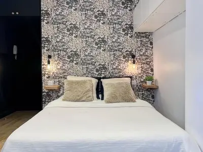 Un ou plusieurs lits dans un hébergement de l'établissement Fully renovated studio for 2